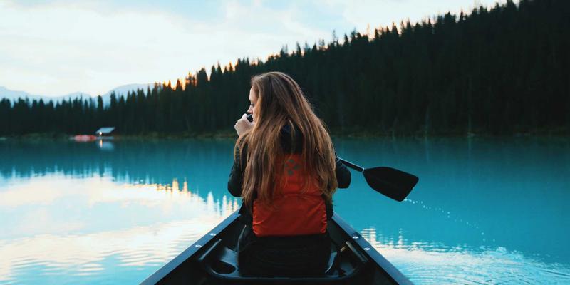 摩洛哥丹吉尔：直布罗陀海峡灯塔与非洲洞的神秘传说，串联舍夫沙万、马拉喀什与撒哈拉沙漠的北非门户
