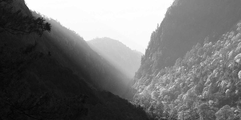 摩洛哥阿特拉斯山脉徒步全攻略：穿越伊姆利勒至图卜卡勒峰的柏柏尔村庄与绝美高山风光